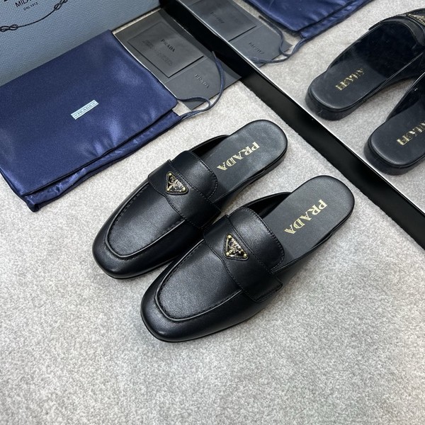 프라다 브러시드 로고 로퍼 뮬